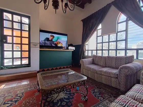 Sala con ventanas en arco en María Bonita